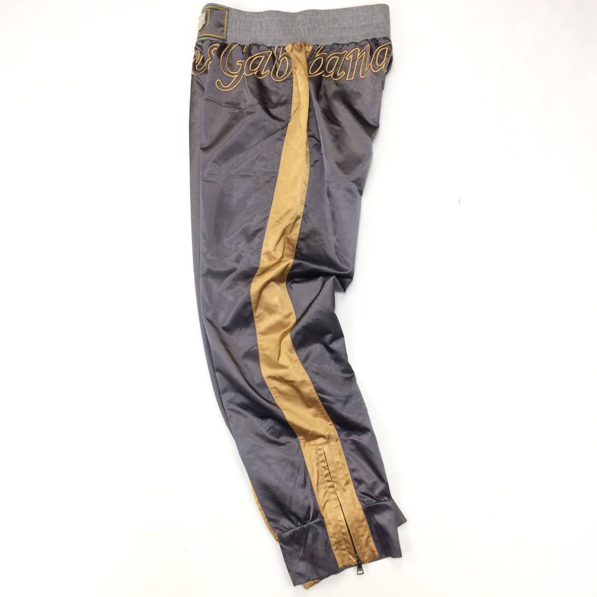 お得，低価 DOLCE＆GABBANA/ドルチェ＆ガッバーナ 不動のGYMコレクション シールドプレート付き 金刺繍/エンブロイダリー 裾ジップ ナイロンパンツ(ボトムス)｜売買されたオークション情報、yahooの商品情 男性用