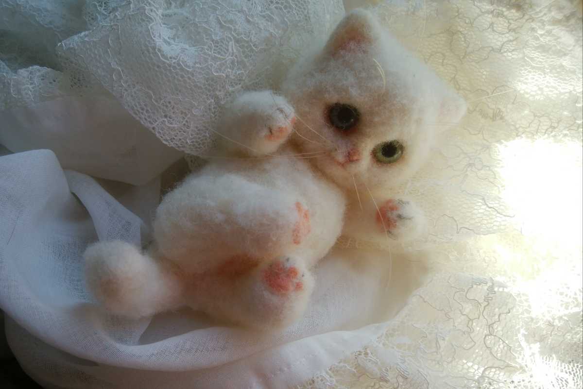 saburina 羊毛フェルト ころりんにゃんこ 白猫 オッドアイ ニードル