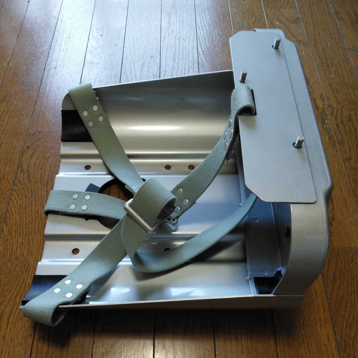 トヨタ自動車純正品 ジェリ缶用キャリア 輸出用ランクル 国内未搭載 