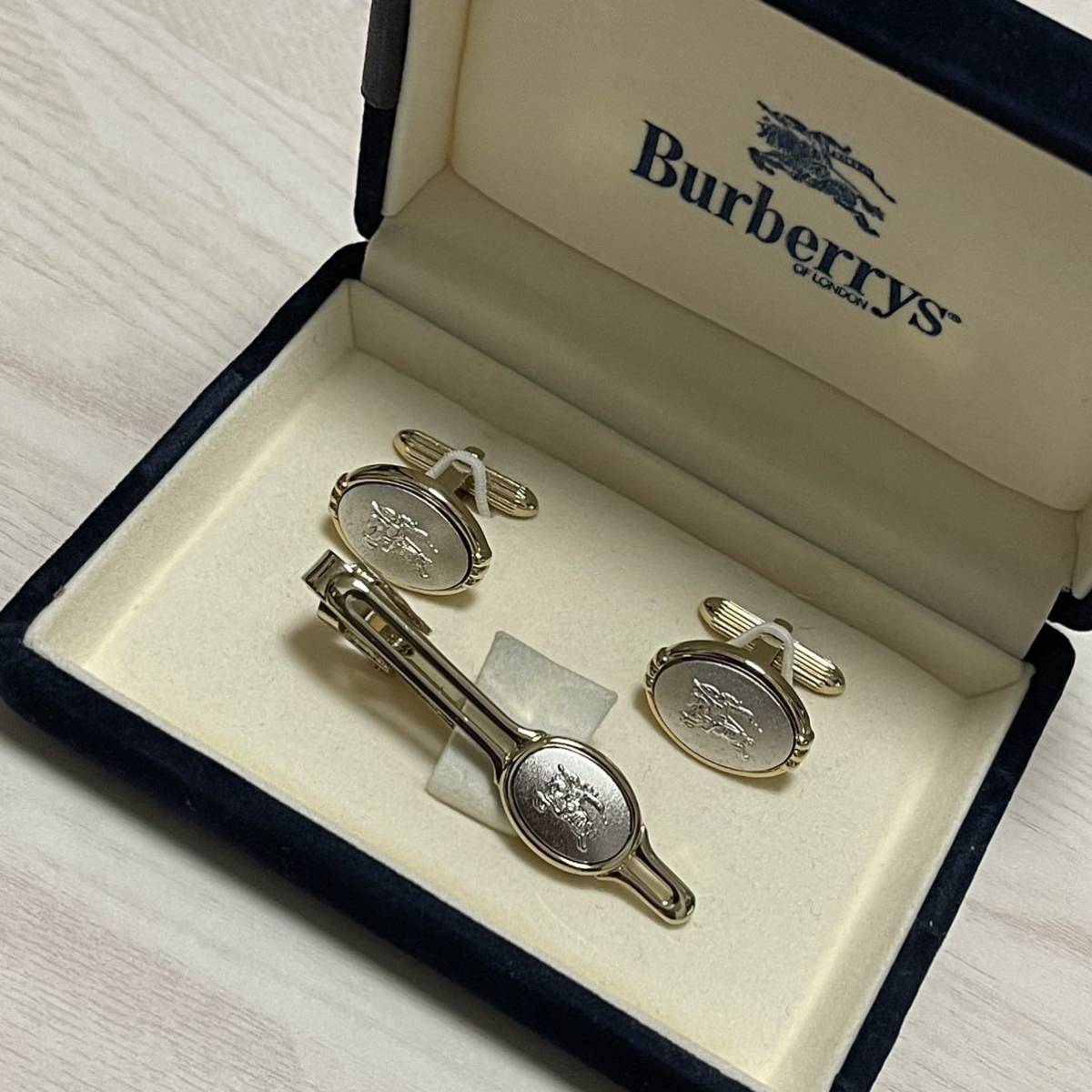 バーバリー(BURBERRY) ホースロゴデザインネクタイピン&カフリンクス　カフスセット　箱付き バーバリー ホースロゴ ネクタイピン ゴールド ホースマーク 未使用級バーバリーネクタイピンホースロゴカフス2点セットタイバー金銀