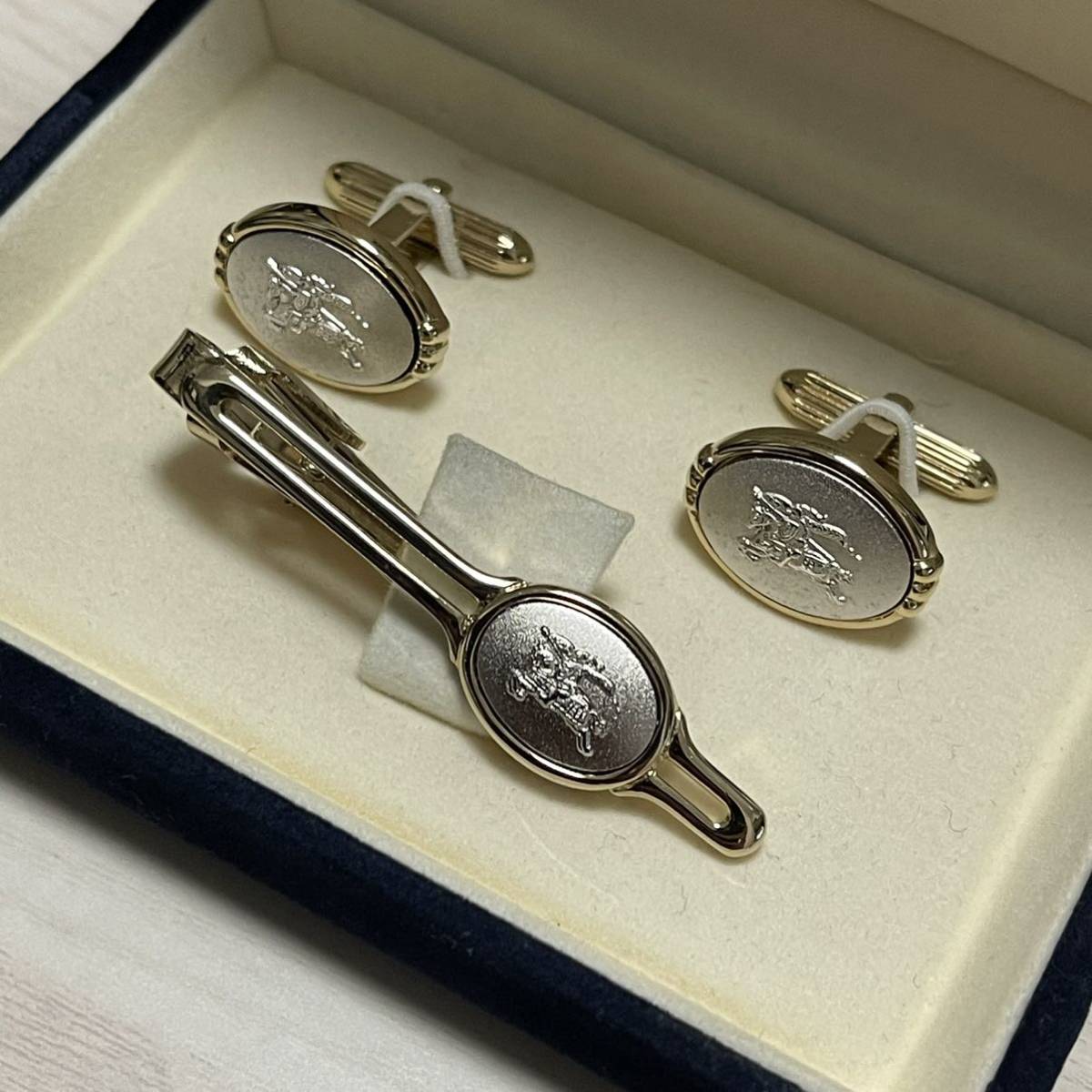 バーバリー(BURBERRY) ホースロゴデザインネクタイピン&カフリンクス　カフスセット　箱付き バーバリー ホースロゴ ネクタイピン ゴールド ホースマーク 未使用級バーバリーネクタイピンホースロゴカフス2点セットタイバー金銀