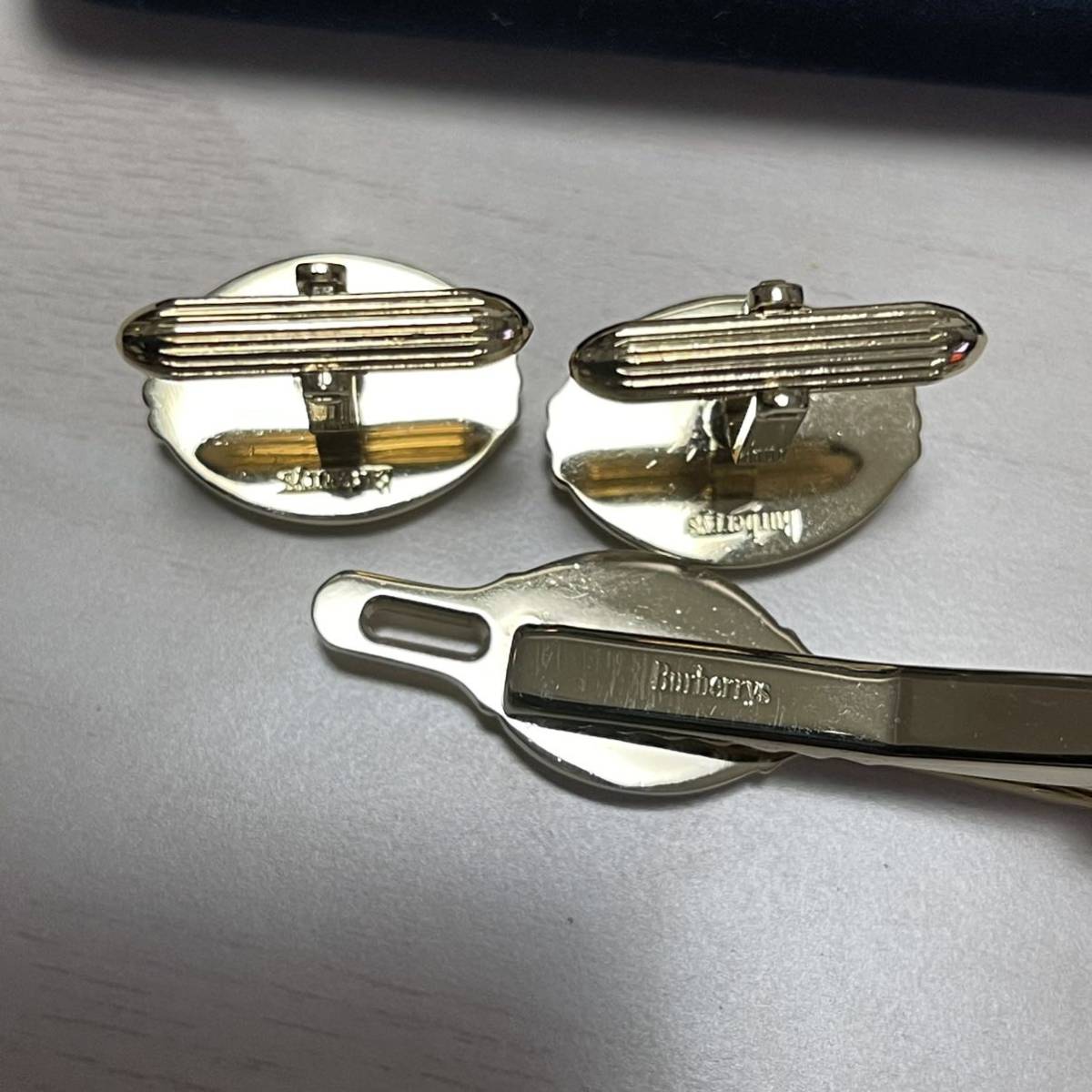 バーバリー(BURBERRY) ホースロゴデザインネクタイピン&カフリンクス　カフスセット　箱付き バーバリー ホースロゴ ネクタイピン ゴールド ホースマーク 未使用級バーバリーネクタイピンホースロゴカフス2点セットタイバー金銀