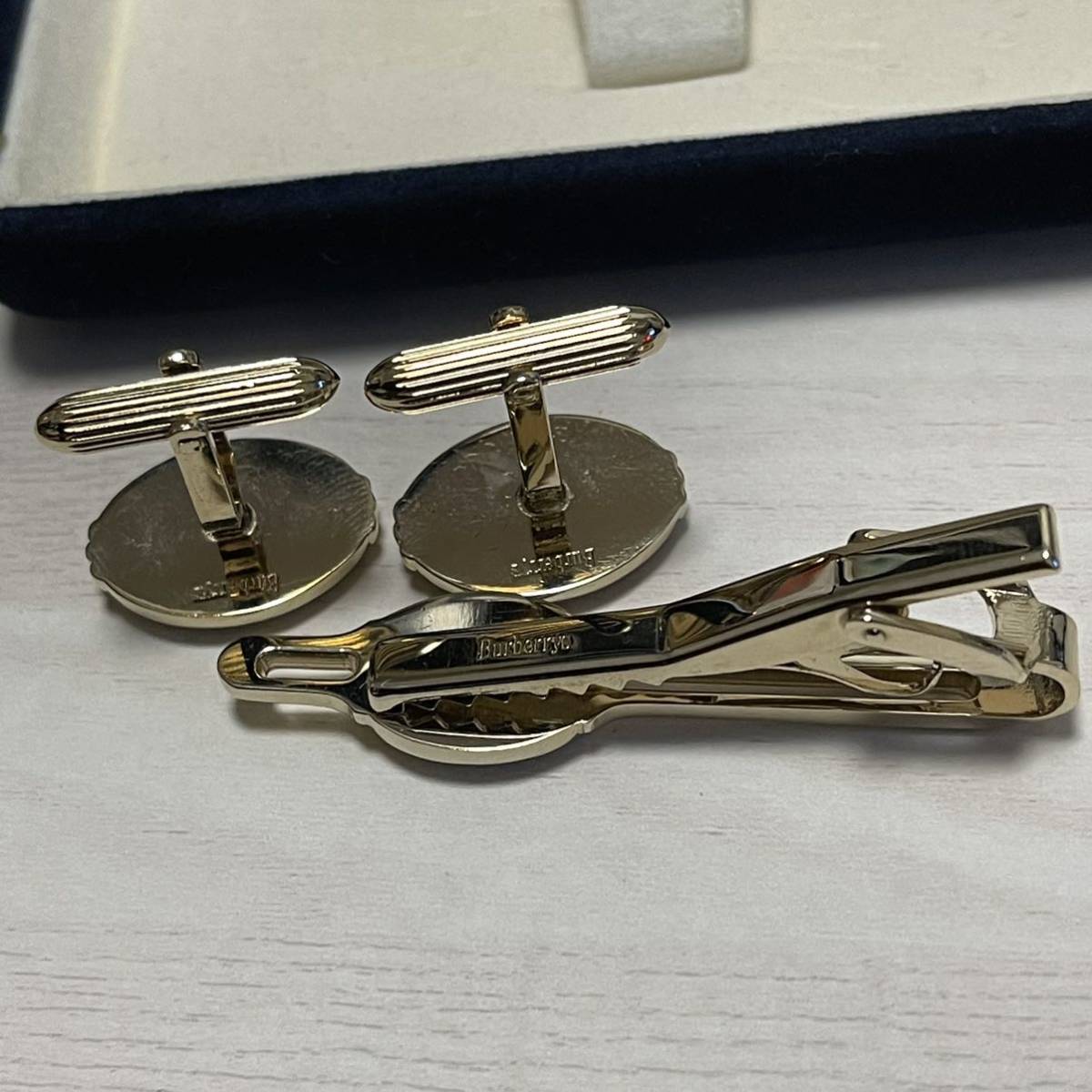 バーバリー(BURBERRY) ホースロゴデザインネクタイピン&カフリンクス　カフスセット　箱付き バーバリー ホースロゴ ネクタイピン ゴールド ホースマーク 未使用級バーバリーネクタイピンホースロゴカフス2点セットタイバー金銀