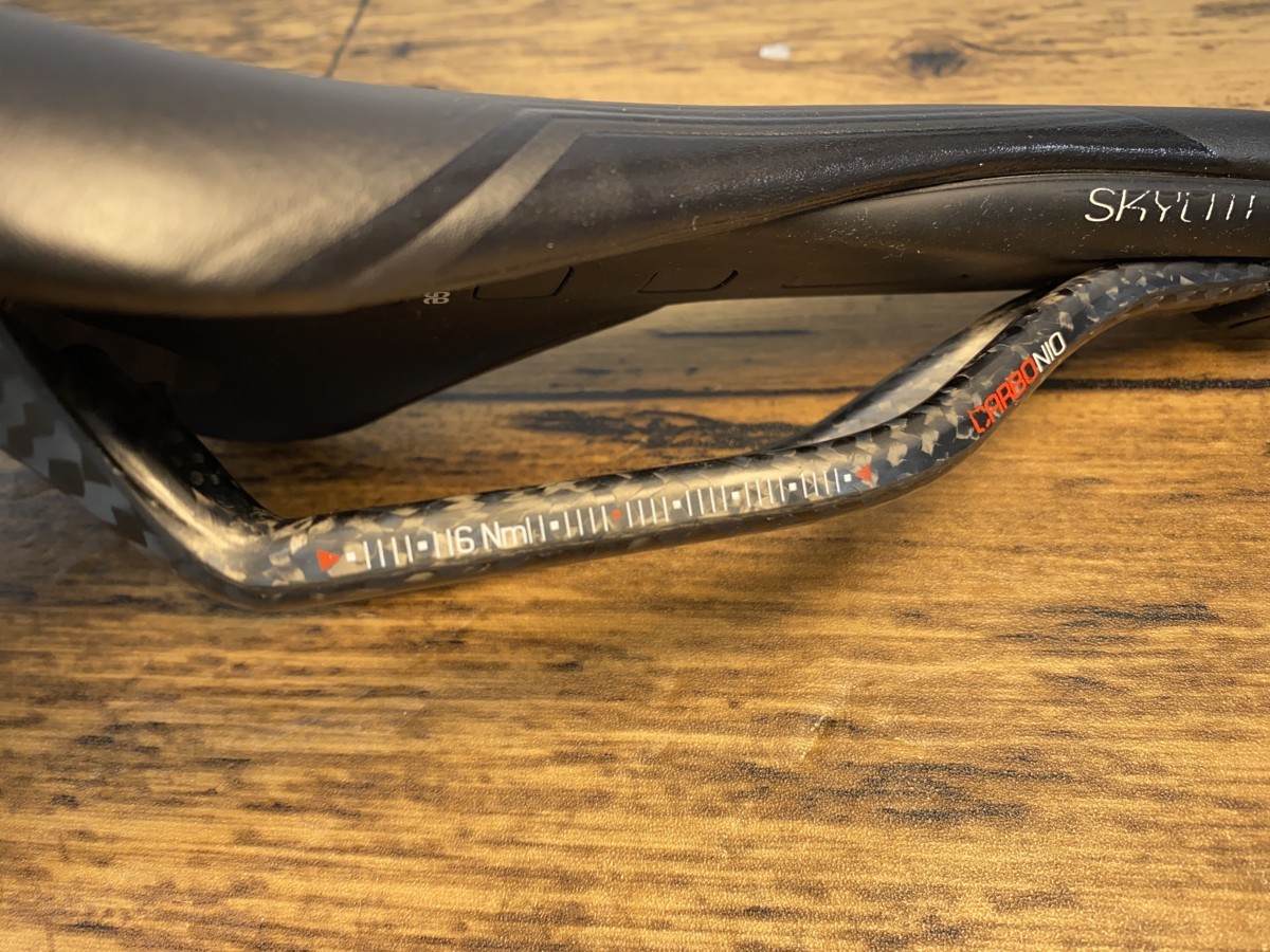 ASTUTE 「アスチュート」 SKYLITE VT カーボンレールサドル ⁄ 有明