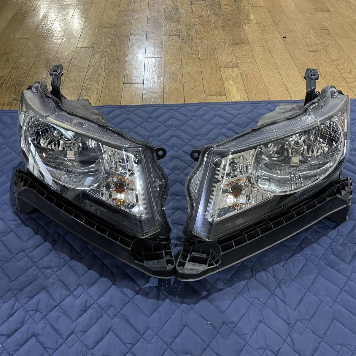 ☆HONDA ホンダ フリードスパイク（GB3）純正 ヘッドライト HID 左右 