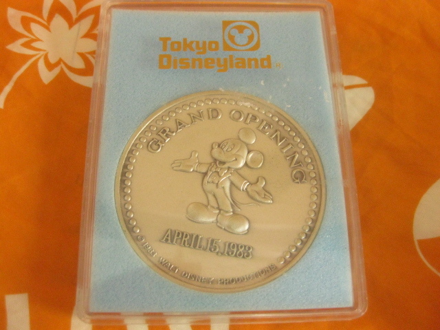 レトロ Tdl 東京ディズニーランド グランドオープニング記念メダル 19 ケース入り ディズニー 売買されたオークション情報 Yahooの商品情報をアーカイブ公開 オークファン Aucfan Com