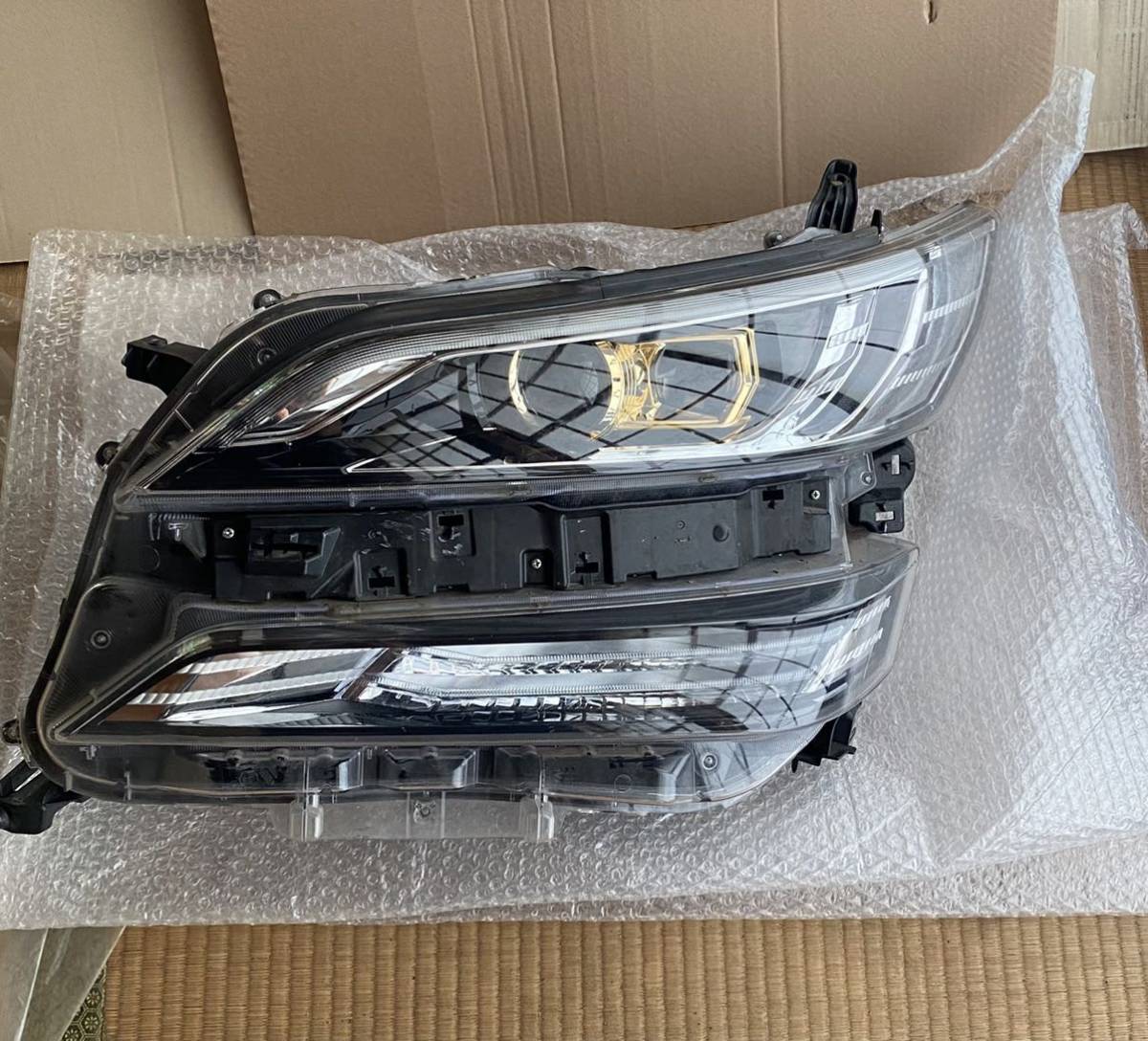30 ヴェルファイア 前期 ゴールデンアイズ 左ヘッドライト LED