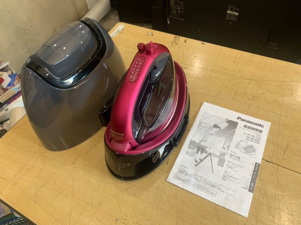 美品　Panasonic コードレススチームアイロン NI-WL705 送料無料　取説あり