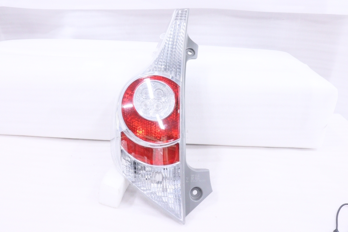 17-735★前期 LED NHP10 アクア★左テールライト STANLEY 52-252 純正★トヨタ (DM)
