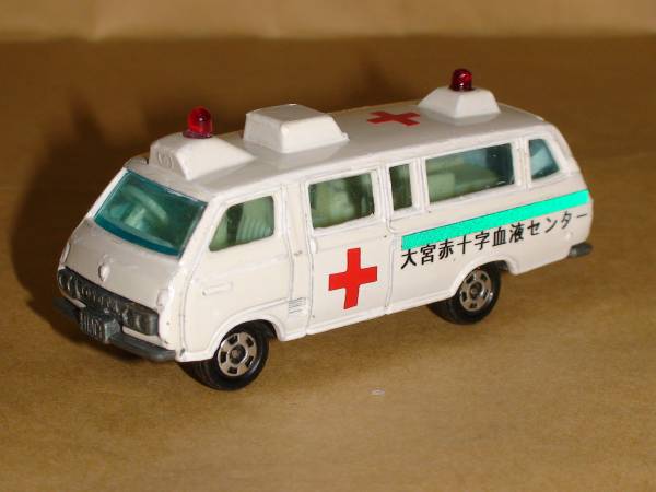 日本製カスタムトミカトヨタハイエースRH18V救急車/日赤大宮仕様(商用