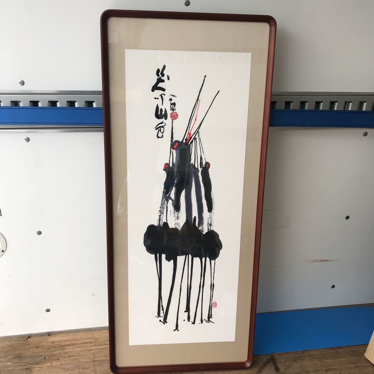 GJ9004 在銘あり　額入り 水墨　鶴？絵 縦　高さ約108.5cm 幅約46cm 壁飾り　壁掛け　現状品　0811