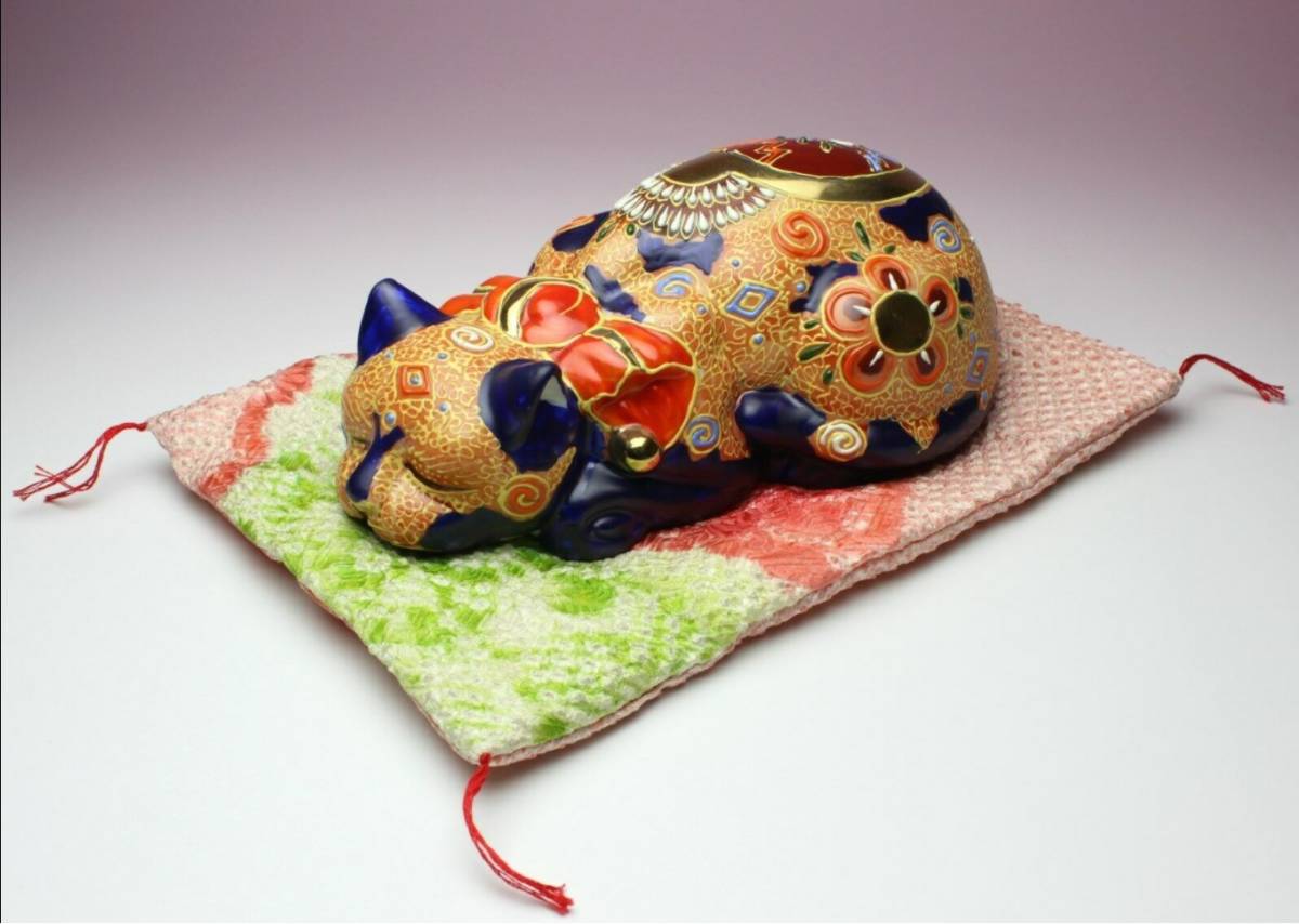 【美品】九谷焼 眠り猫 置物 金彩手描き絵付け 眠り猫 | 置物 九谷焼 美品九谷焼 金彩手描き絵付け Mercari 座布団付