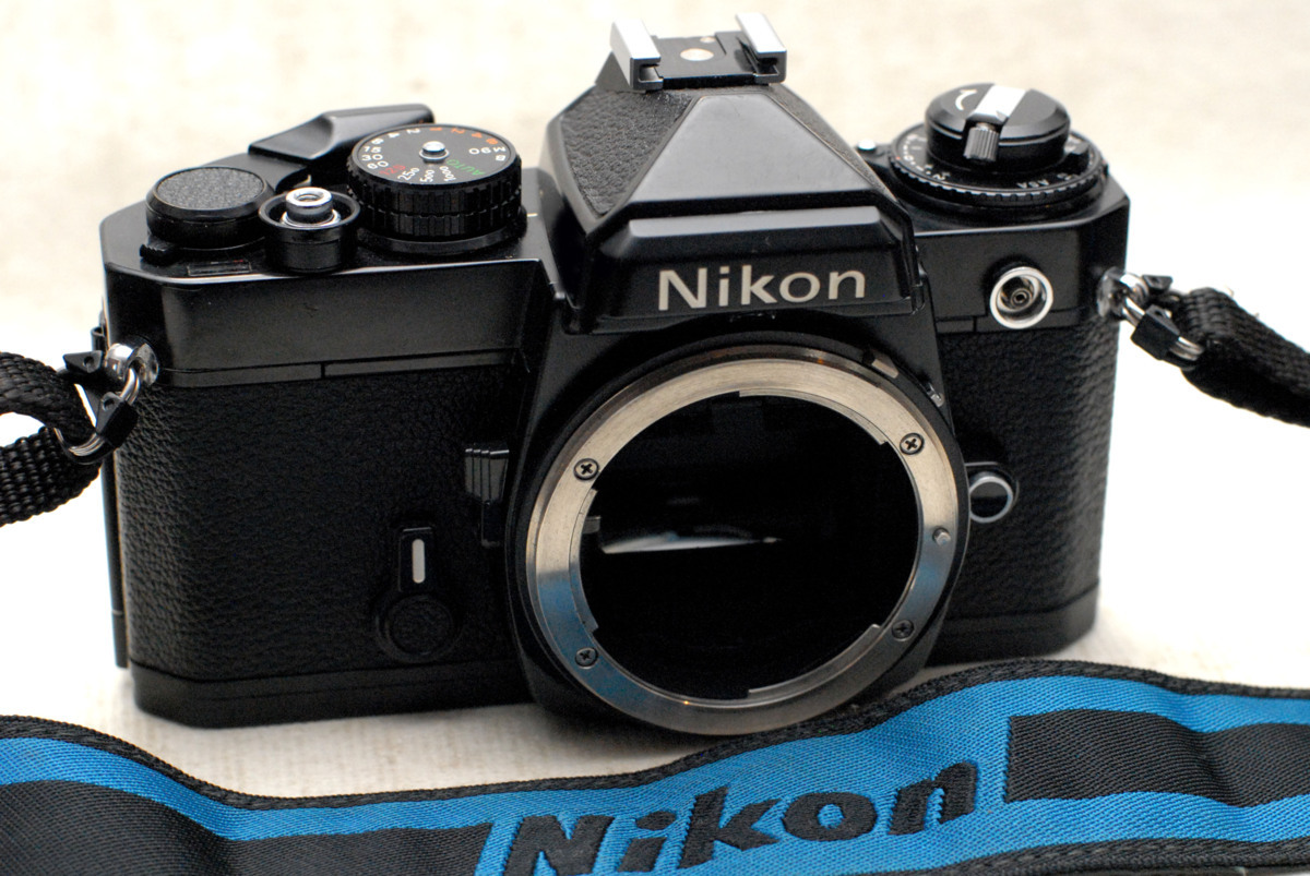 定番，品質保証 Nikon ニコン 昔のMF高級一眼レフカメラ FE黒ボディ 作動