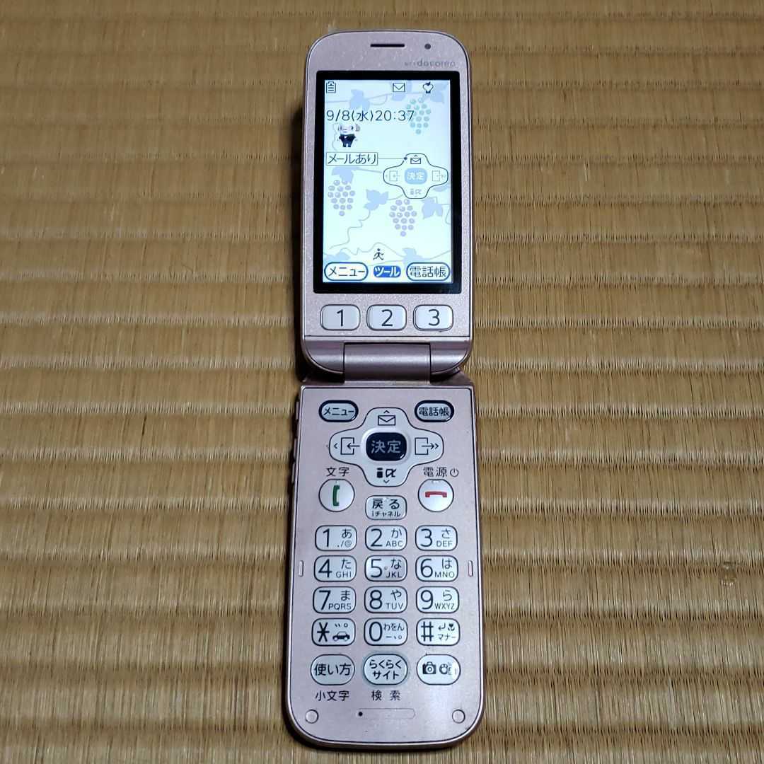 美品 DOCOMO らくらくホンベーシック3 F-08C(ピンク)