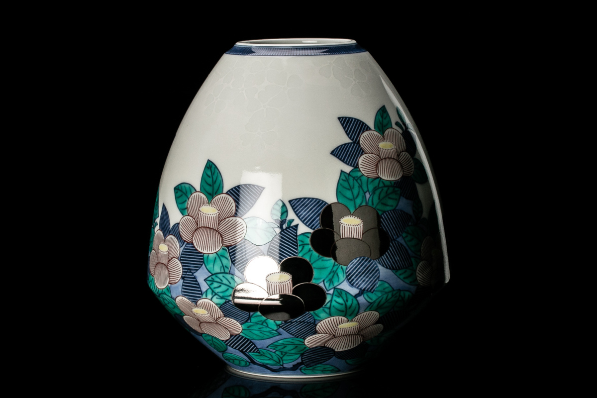 人間国宝 十四代 今泉今右衛門 (本人作) 色絵藍色墨はじき草花文額皿 共箱 人間国宝 十四代 今泉今右衛門 (本人作) 色絵藍色墨はじき草花文額皿 共箱