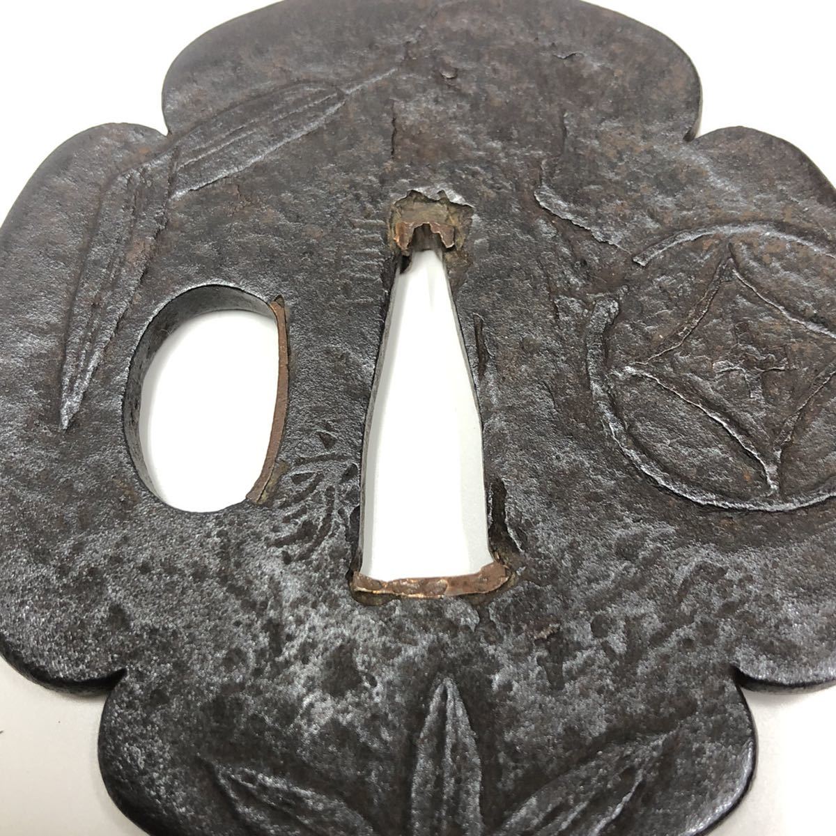 鍔 刀 刀装具 骨董品 笹の葉模様 鍔 刀装具 鉄地 透かし