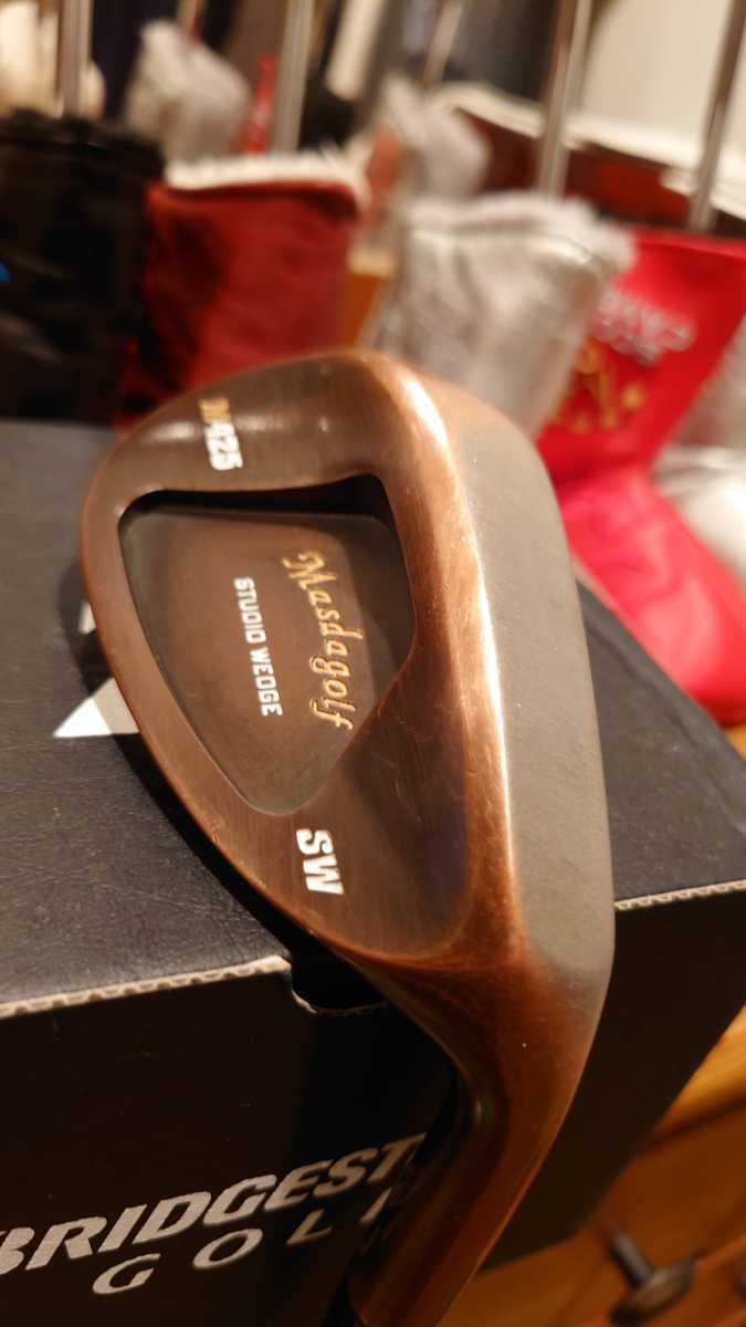 最新モデル2ラウンドのみ使用　マスダゴルフMasuda STUDIO WEDGE M425 人気の銅メッキ　シャフトはダイナミックゴールド TOUR ISSUE ONYX