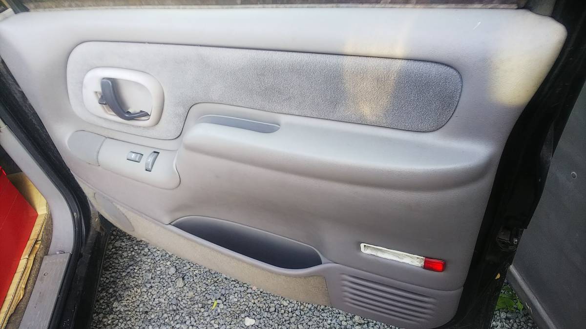 シボレー 99 サバーバン 左前 運転席 フロントドア 内貼り トリム カバー パネル シミ 汚れ有 観音開き 1999 96 97 タボ C1500 K1500 C2500 シボレー サバーバン タホ シエラ 左ハンドル純正グローブ 適用対象シボレーシルバラードおよび適用対象GMCシエラ1500の