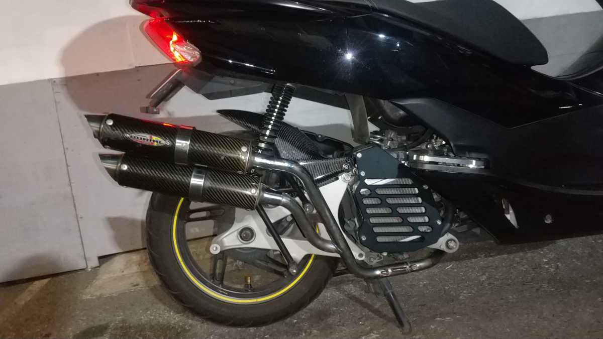 美品 PCX125 PCX150 JF28 KF12 JF56 KF18 BURIAL ベリアル WGPラプターSマフラー ブラックカーボン スラッシュカット