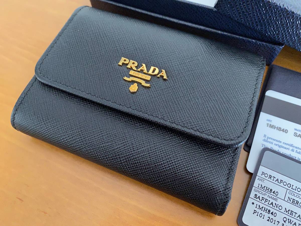 三つ折り財布 プラダ サフィアーノ PRADA ブラック プラダリボン 