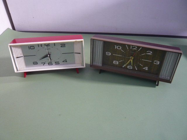 B7◆昭和レトロ　Rhythm　手巻き　目覚まし時計　置き時計　赤　茶　アンティーク　置き時計　2点セット◆ジャンク◆Y