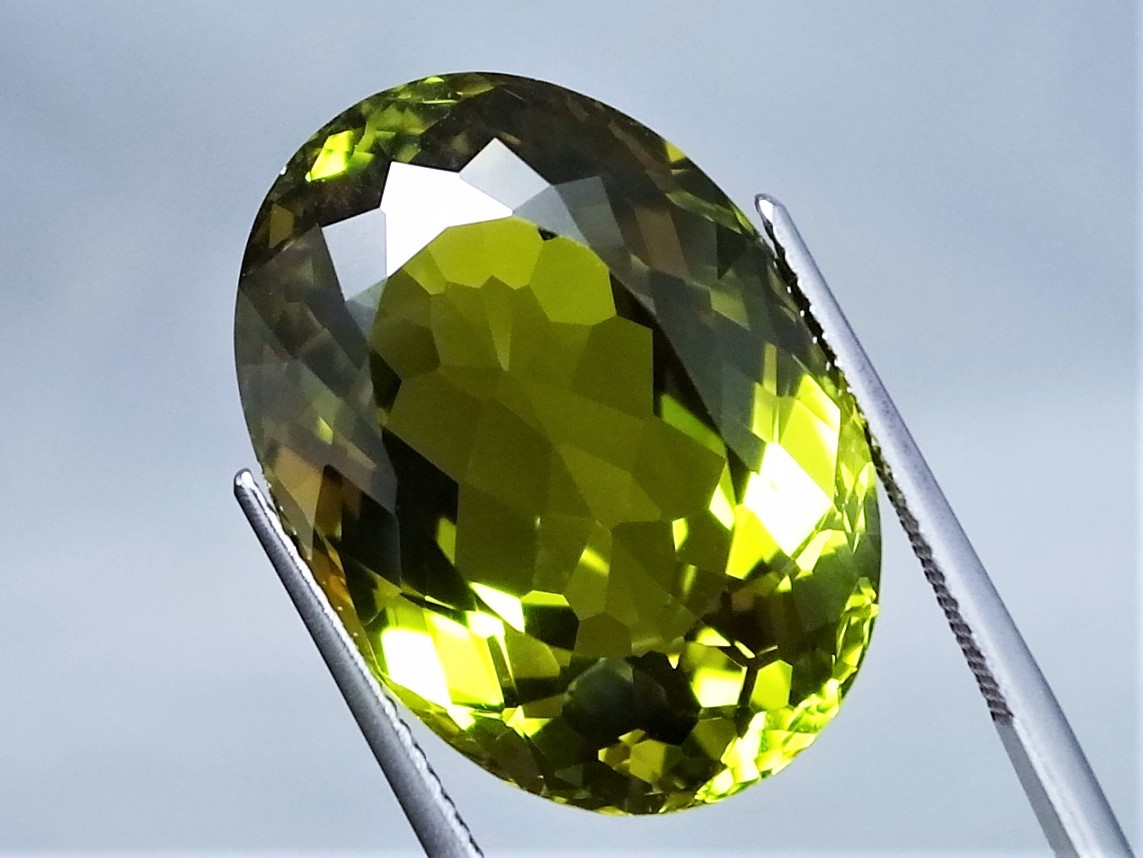 34.53ct 特大サイズ・５色以上の変化が見られる不思議な人工宝石ズルタナイト 最新ナノテクノロジー製造品