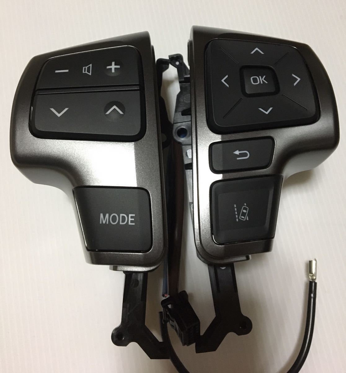 ハイエース　200系 ダークプライム2 ステアリングスイッチ 美品！】ハイエース200 ステアリングスイッチ ダークプライムⅡ 新車