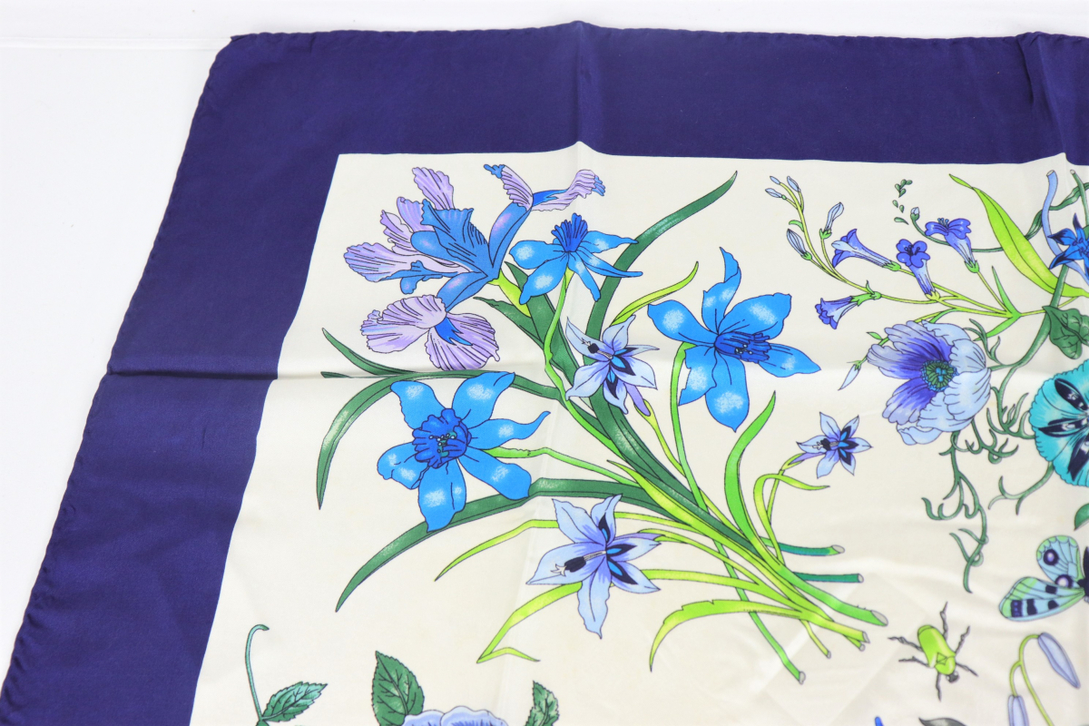GUCCI グッチ シルクスカーフ 85×87cm V.ACCORNERO 花柄 フラワー 昆虫 ネイビー×マルチカラー ハイブランド FCBN69 スカーフ グッチ | GUCCI(バンダナ⁄スカーフ 1970\u0027S JP