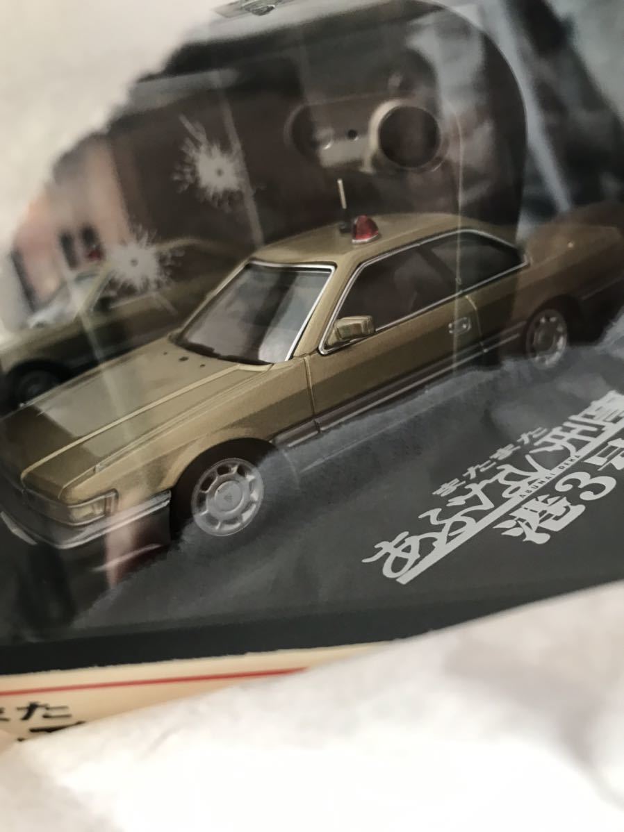 新品未開封品。アオシマ1/43 日産レパード(ゴールド)またまたあぶない  