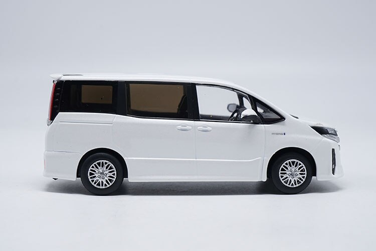 送料無料 1/30 Toyota NOAH ミニバン型乗用車 ファミリーカー 白