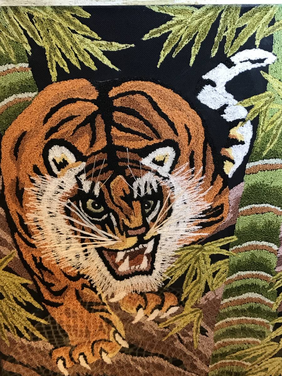 刺繍絵画　刺繍絵　虎　アンティーク　昭和レトロ　美術品 昭和レトロ 干支2022 平成4年 刺繍絵 虎 トラ タイガー 木製 額入り