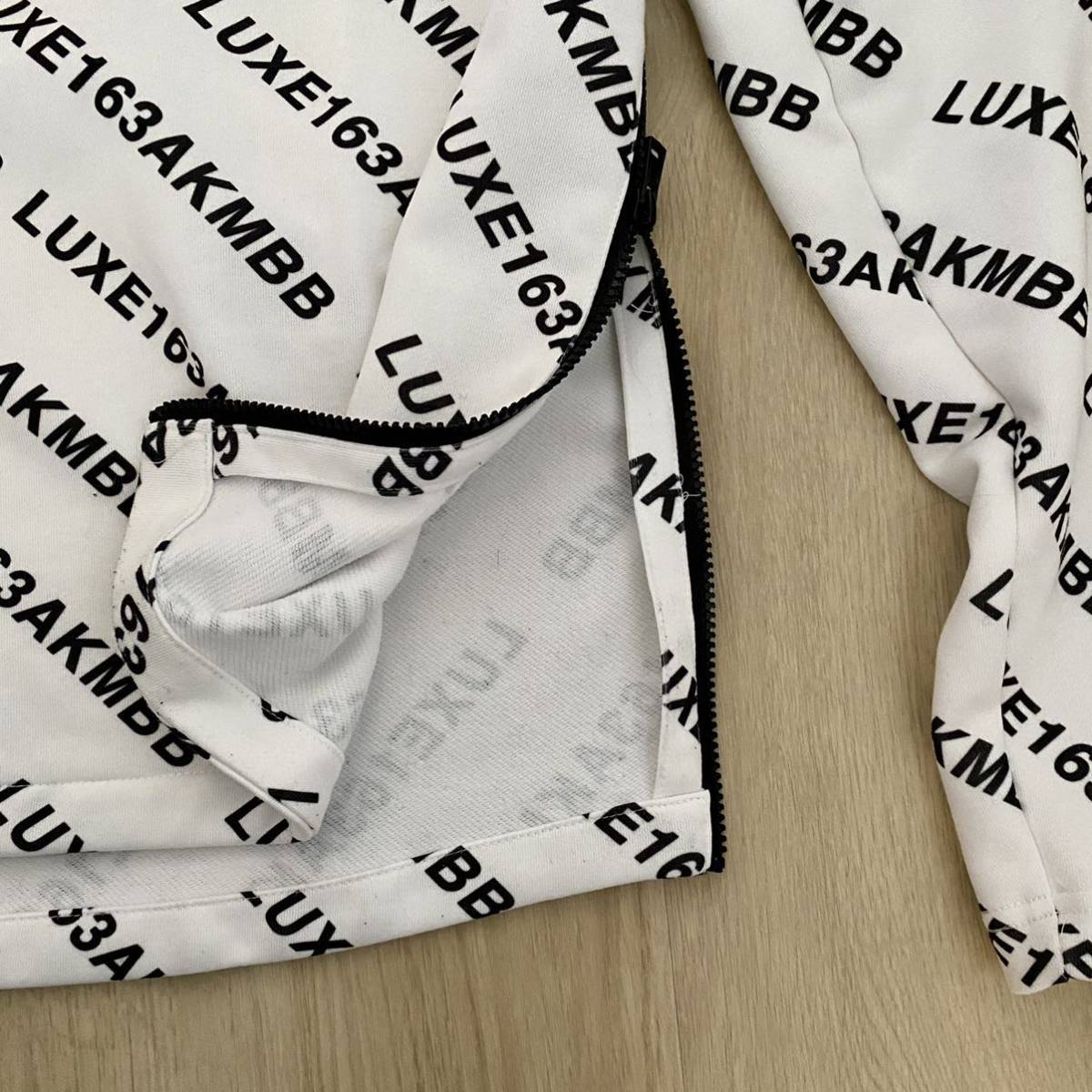 AKM × BROWN BUNNY LUXE163AKMBB ダイアゴナルロゴプルオーバー 