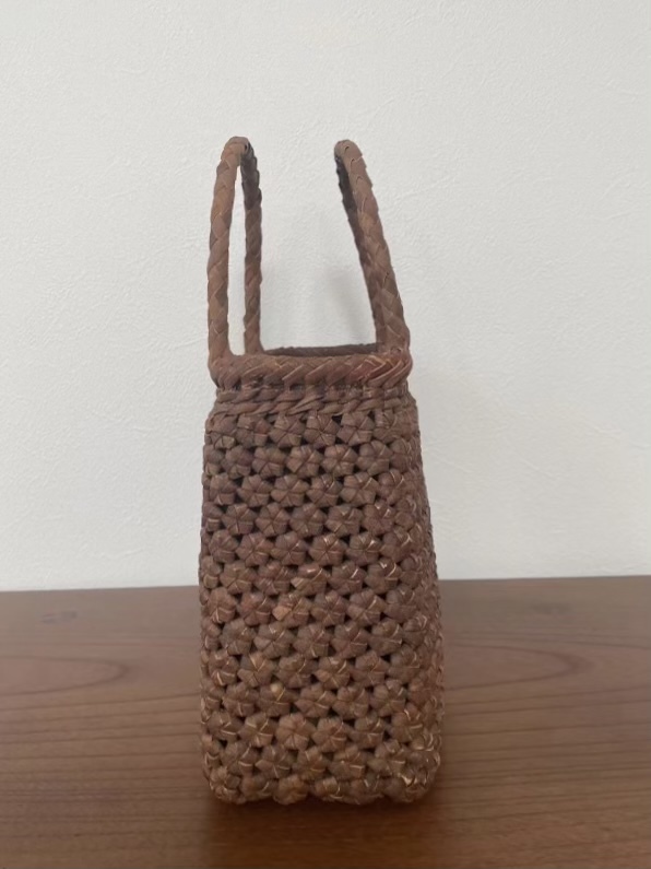 新入荷 未使用品　長野産　1番皮　沢皮　極細4ミリ蔓　職人手編み　六角花編み　山葡萄籠バッグ 長野産 職人手編み 新入荷 国産蔓使用 長野県の特産品・ギフトの通販サイト｜NAGANO 山葡萄籠