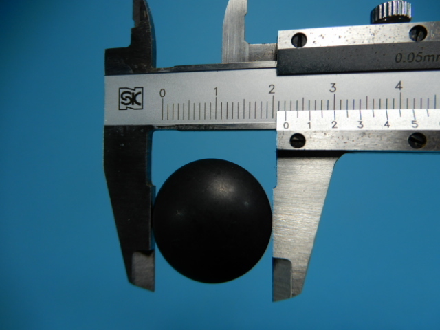 碁石 蛤：厚み約11.2mm 那智黒：厚み約11.6mm 黄布付き 箱