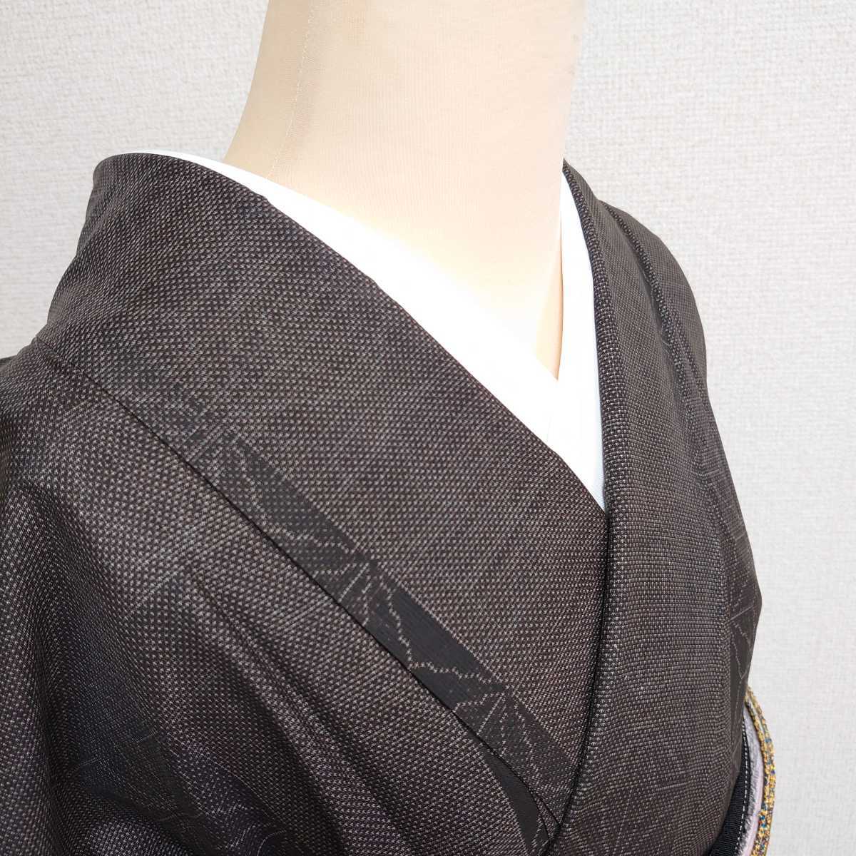 | 特選本場大島紬 古代染色純泥染 ≪御仕立て 7マルキカタス式・有色絣 正絹 ≪御仕立て上がり・中古美品 手毬 手織り 谷崎絹織物 7マルキ 奄美大島紬 大島紬 和 きもの 0