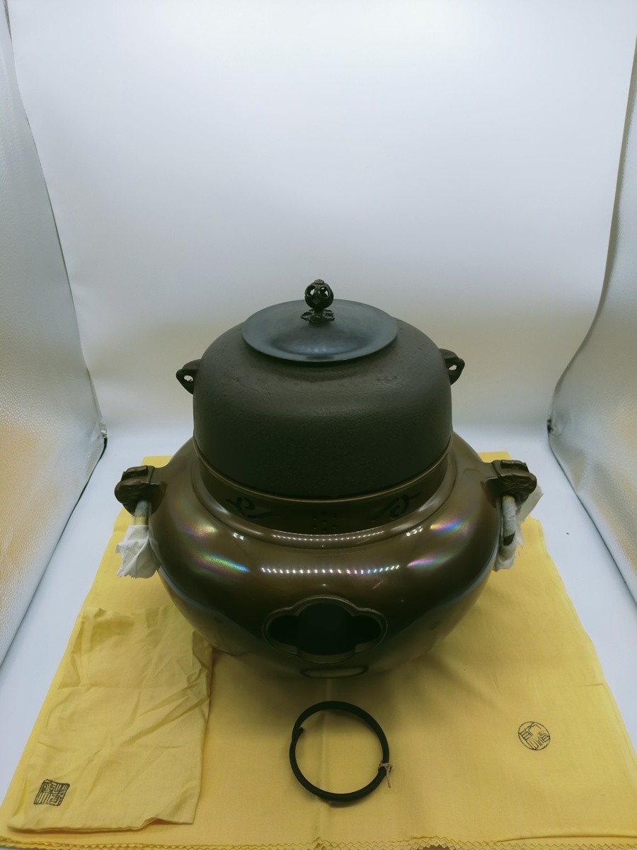 K113 茶道具 釜師 畠春斎 造 唐銅 鬼面風炉釜 茶釜 共箱 蓋物 三足