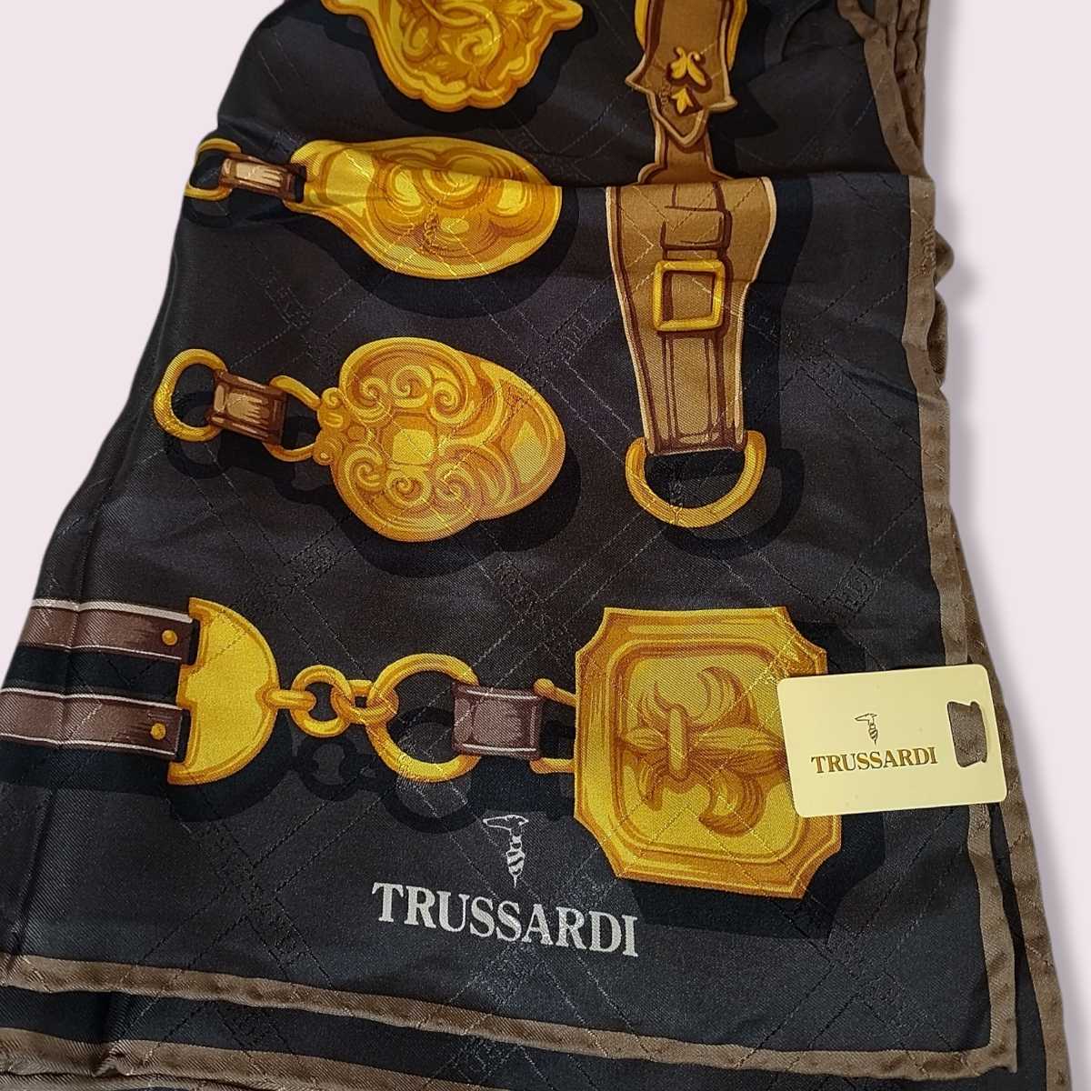 メルカリ便☆TRUSSARDI☆大判シルクスカーフ ブラック 清々しく