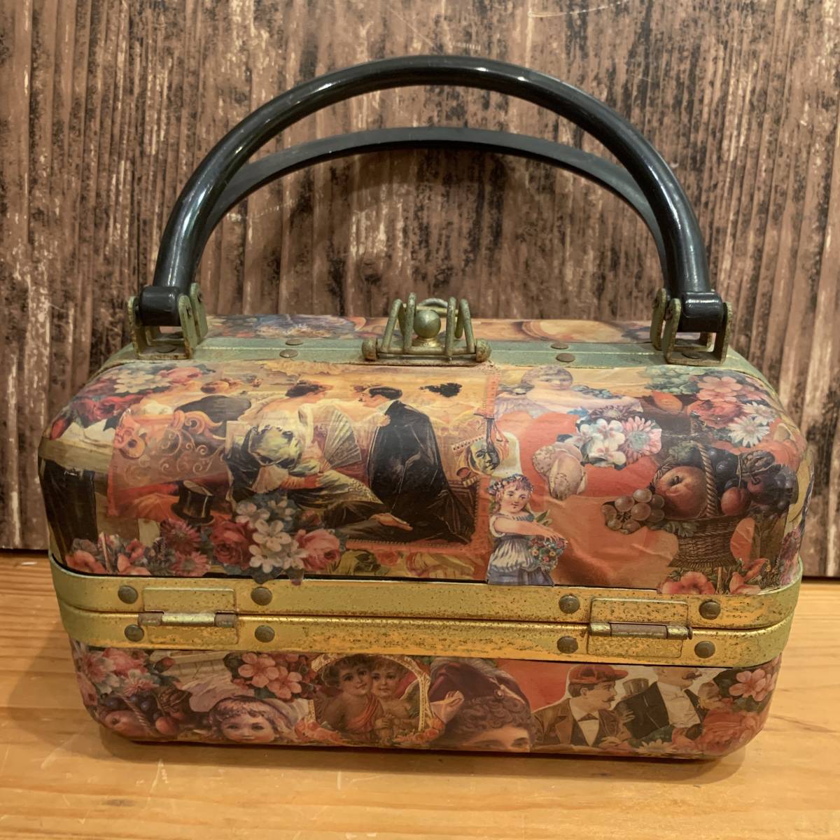 アンティークの材料でデコパージュしたトランク