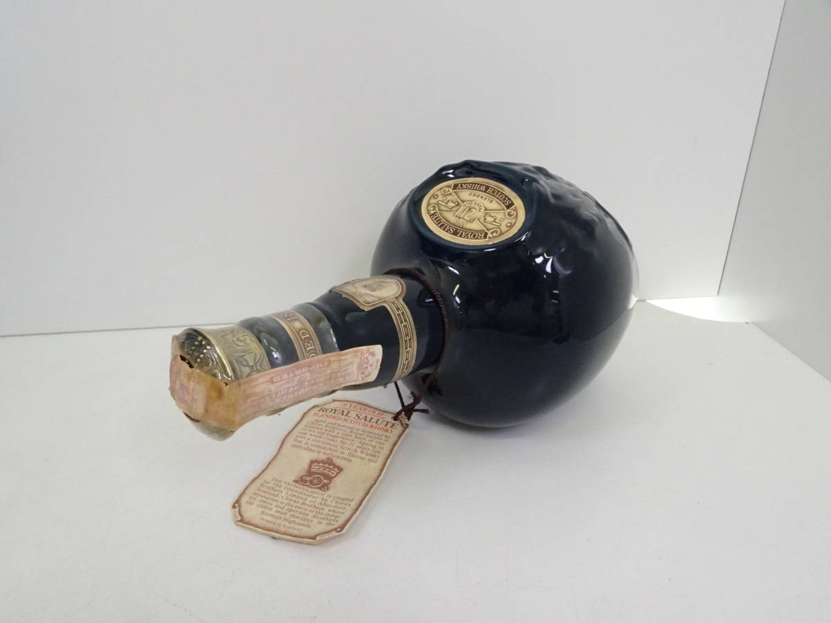 0402-210 0335 ロイヤルサルート ROYAL SALUTE 21年 青陶器ボトル 