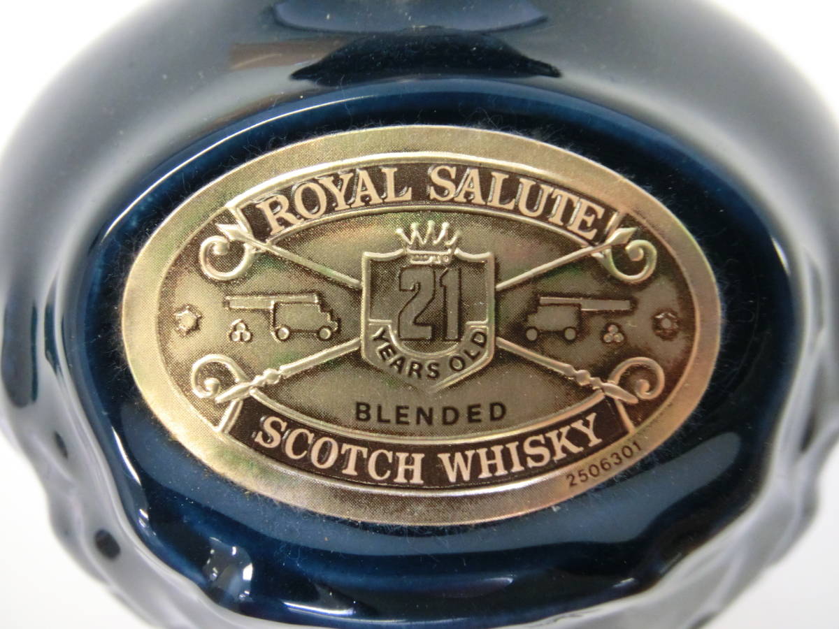 0402-210 0335 ロイヤルサルート ROYAL SALUTE 21年 青陶器ボトル 