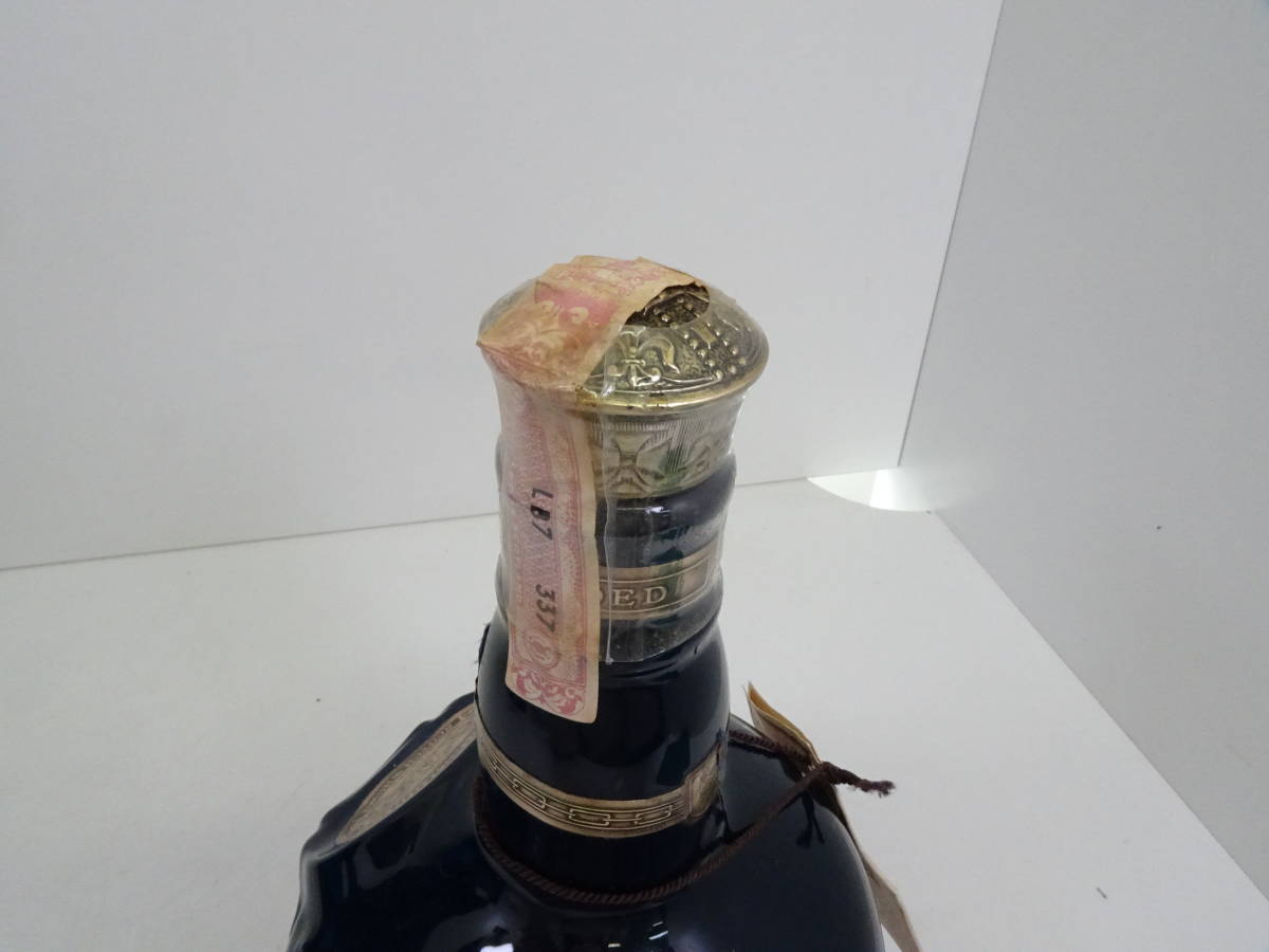 0402-210 0335 ロイヤルサルート ROYAL SALUTE 21年 青陶器ボトル 