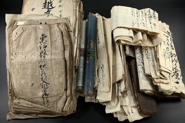  江戸 明治期 彦根藩領の古文書と井伊直弼の和歌懐紙 郷土史料(和書)｜売買されたオークション情報、yahooの商品情報をアーカイブ公開 - オークファン 和書