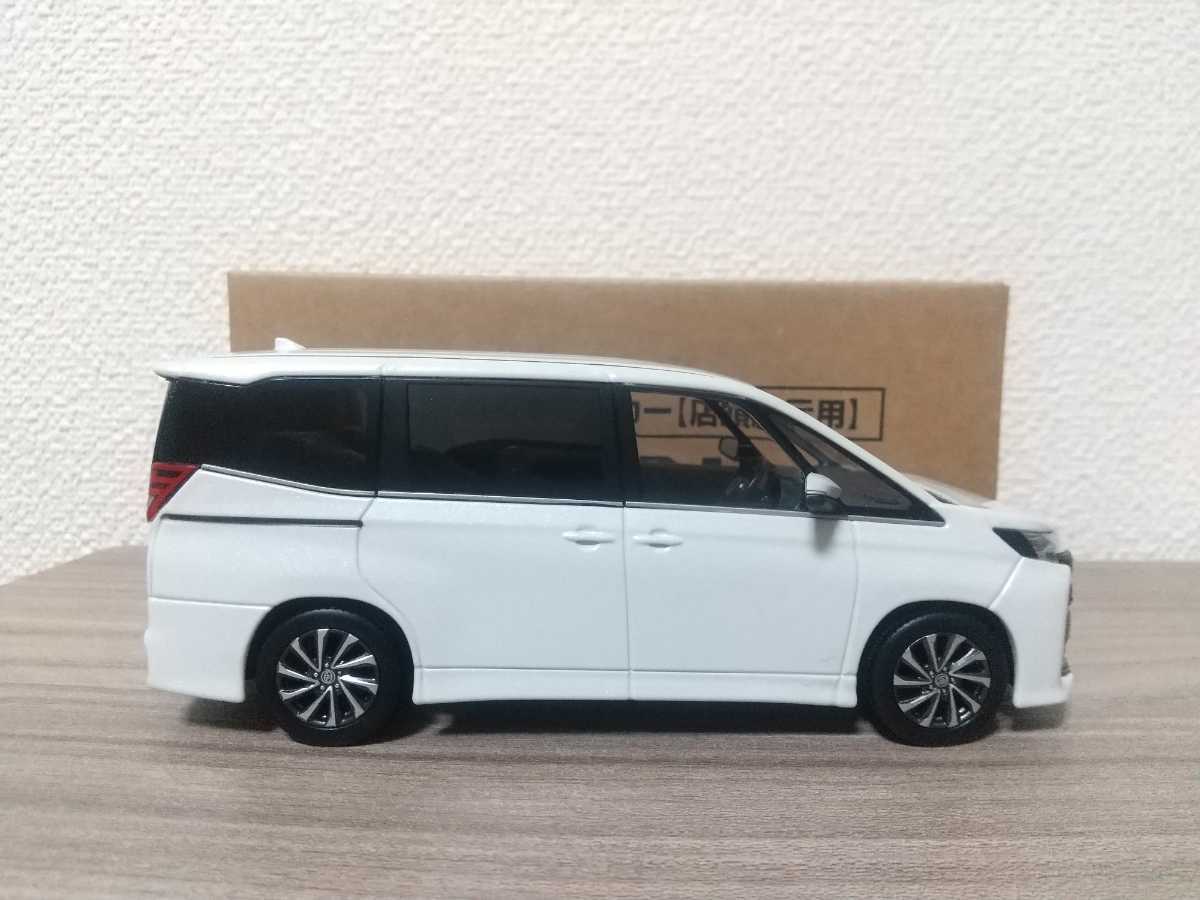 トヨタ ノア 新型 カラーサンプル ホワイトパールクリスタルシャイン 非売品 Amazon | トヨタ 1/30 オフィシャルミニカー 新型 ノア NOAH カラー