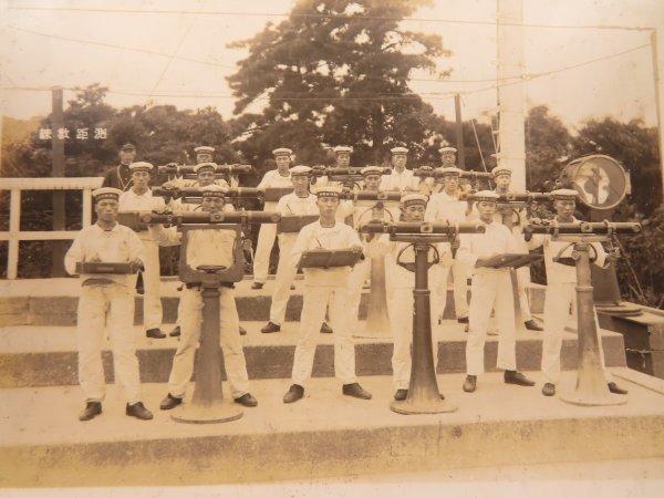 旧日本海軍　横須賀海軍砲術学校 普測練習生 第二十三期　卒業記念章　徽章 昭和11年/横須賀海軍砲術学校【普測練の思出】生写真24枚 古写真帖 第