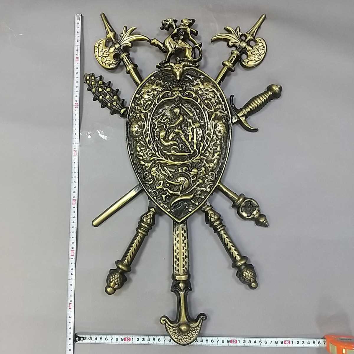 室内装飾 中世ヨーロッパ 盾 1048 西洋武具 壁掛け サーベル 剣 斧 盾 