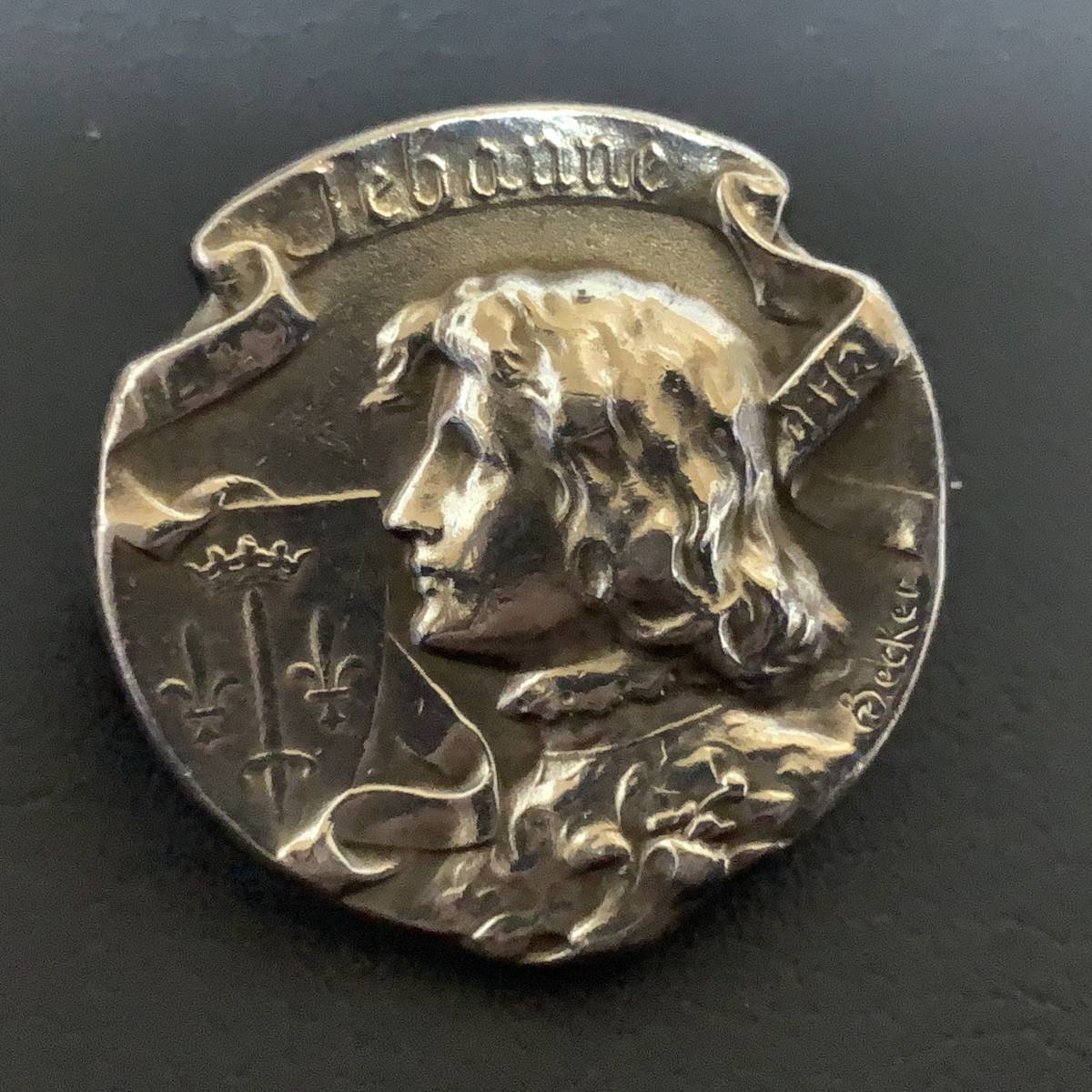 コレクションに！聖ジャンヌダルク・メダイ彫刻家ベッカー作・ブローチ・西洋アンティーク