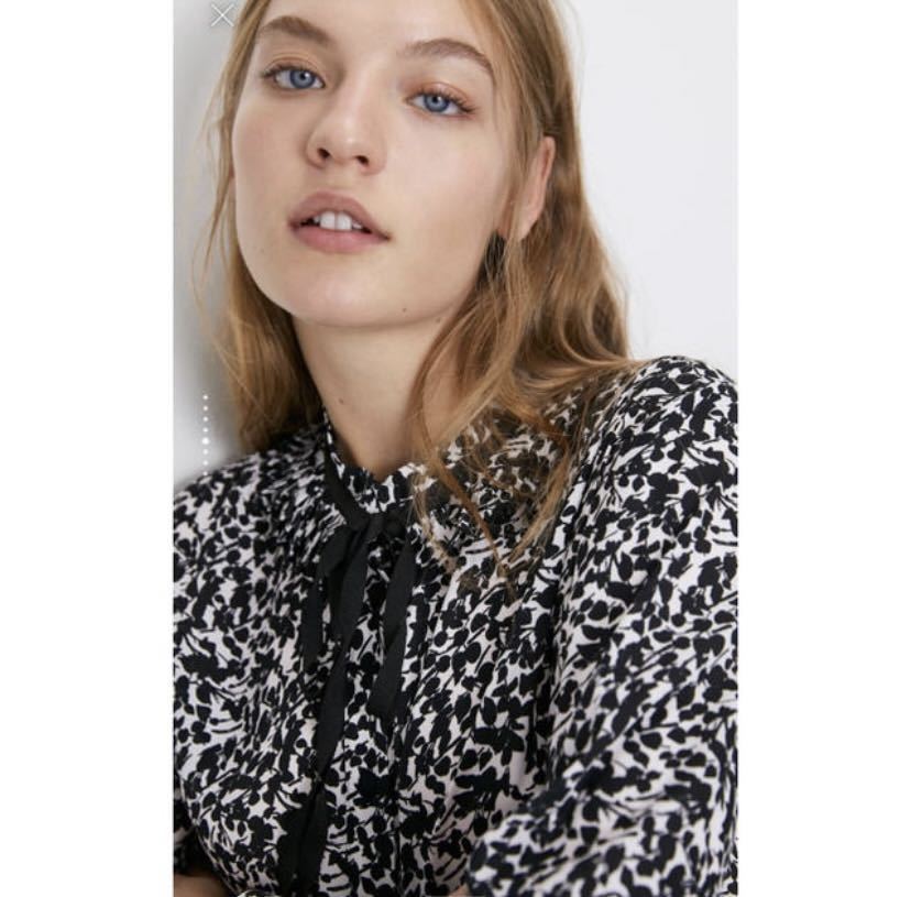 Zara ザラ 大人可愛い リボン付き 小花柄 ブラウス 襟プリーツ 黒 白 モノトーントップス シャツ 春 Sサイズ トップス 売買されたオークション情報 Yahooの商品情報をアーカイブ公開 オークファン Aucfan Com