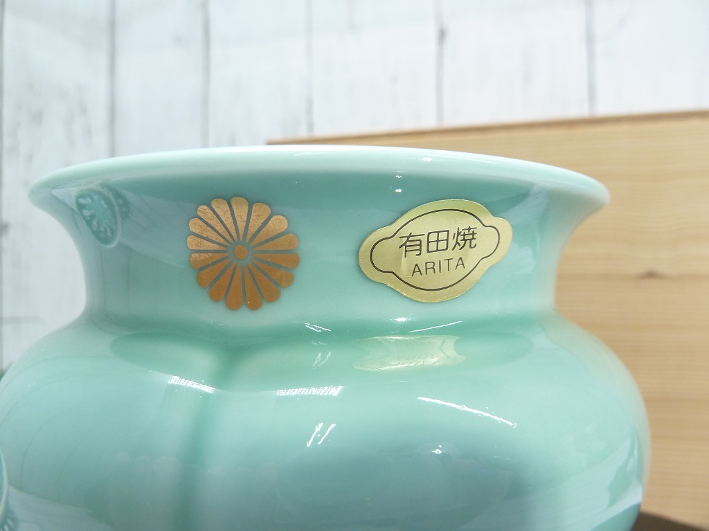 有田焼 青磁香炉 3つ足 弥左衛門窯 金彩菊花文 蓋ツマミ瓢箪文 共箱有