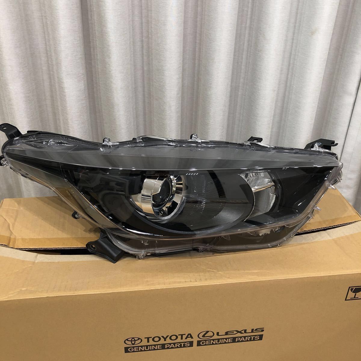 送料無料 トヨタ純正 ヤリス MXPA10 MXPH10 KSP210 右ヘッドライト
