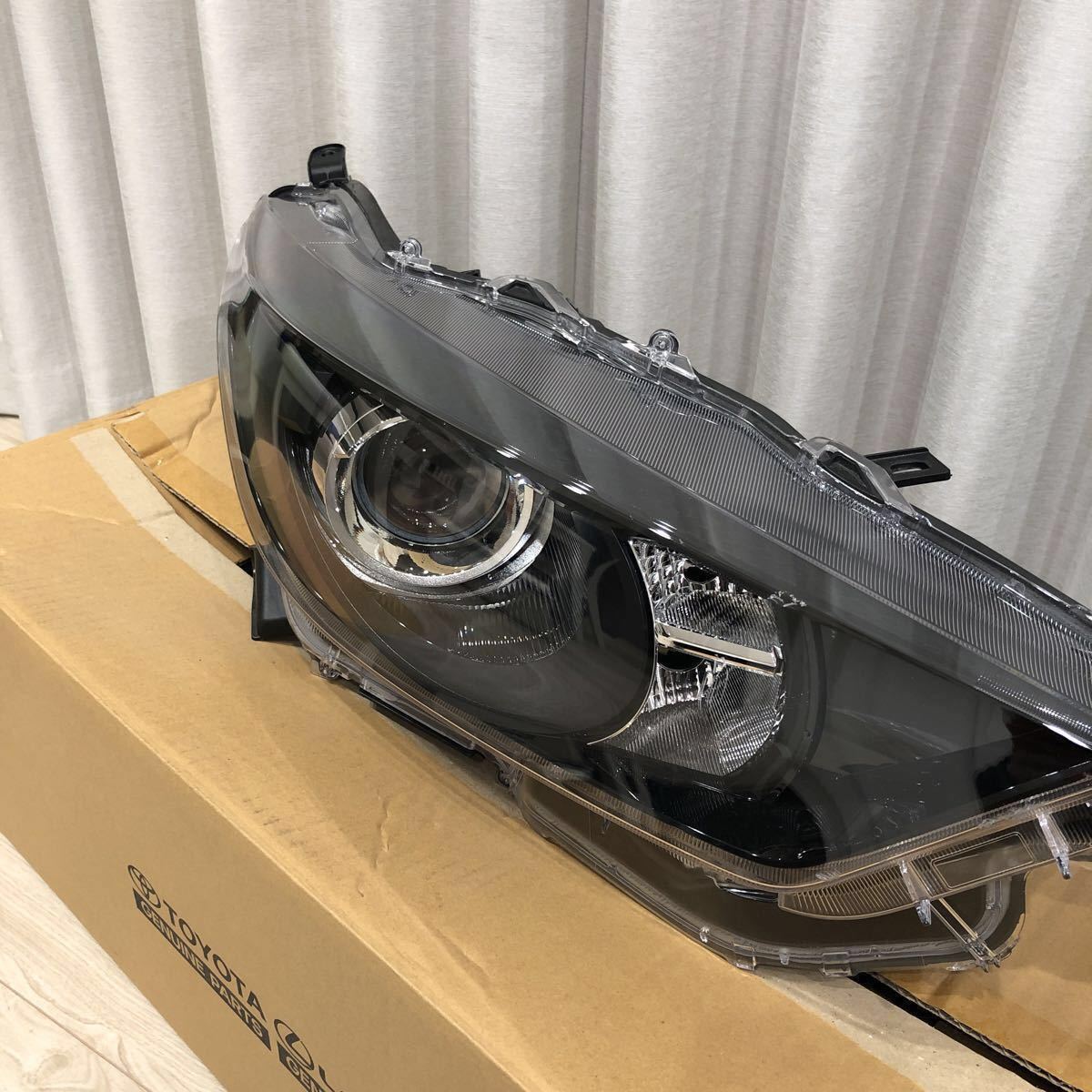 送料無料 トヨタ純正 ヤリス MXPA10 MXPH10 KSP210 右ヘッドライト